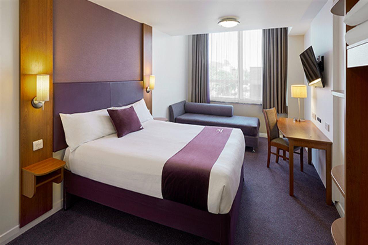 Premier Inn Warrington South Exterior foto