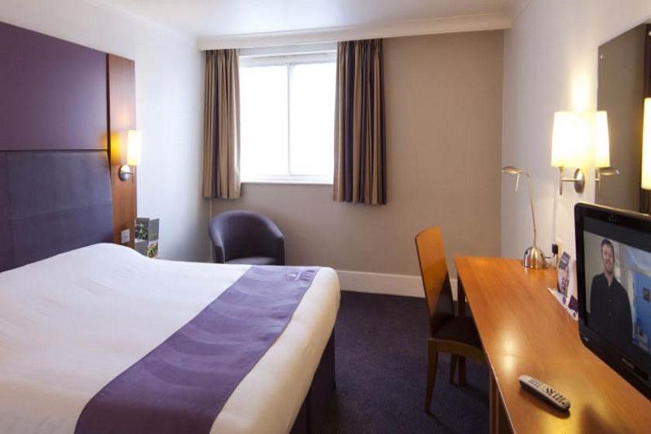Premier Inn Warrington South Exterior foto